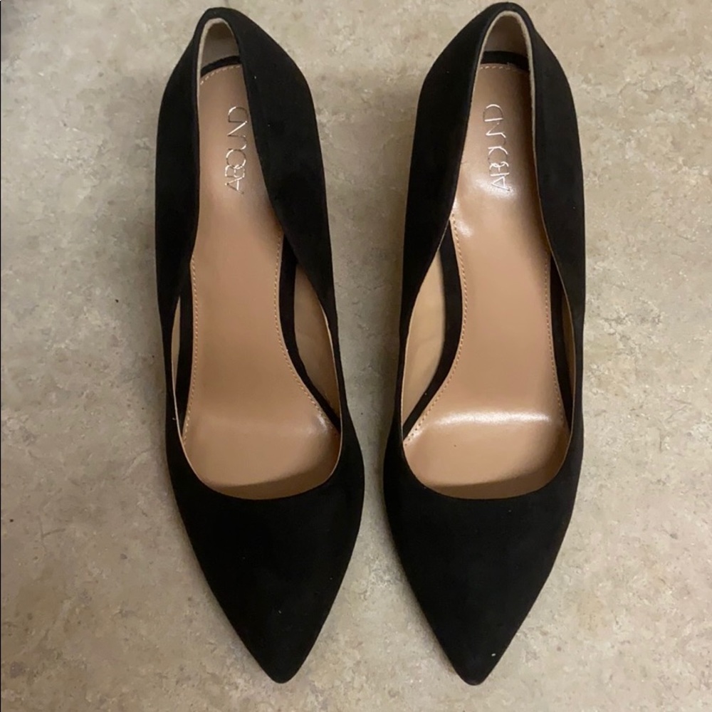 NEW Black Faux Suede Pumps
